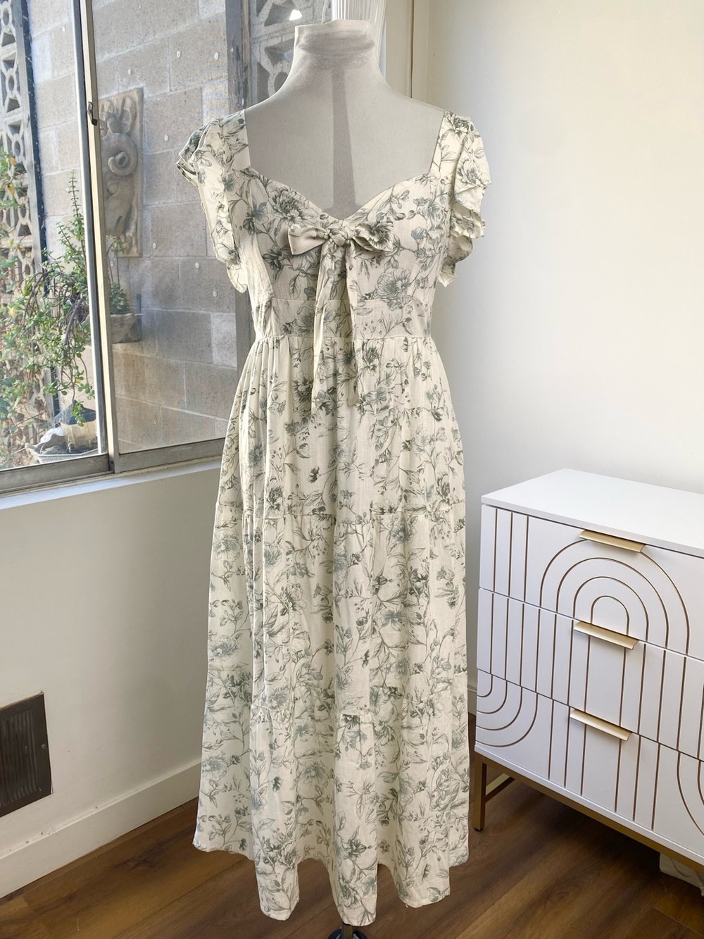 August Sky NWOT Floral Bow Front Flutter Sleeve Midi Dress in Ivory and Sage, L - Picture 2 of 9